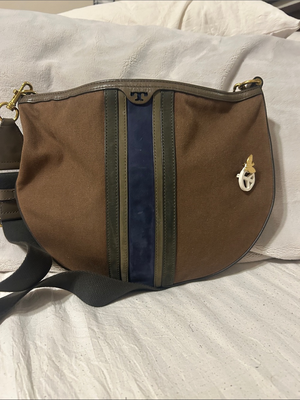 Tory Burch Brown Canvas Messenger with Blue Center Stripe

Comes with keychain